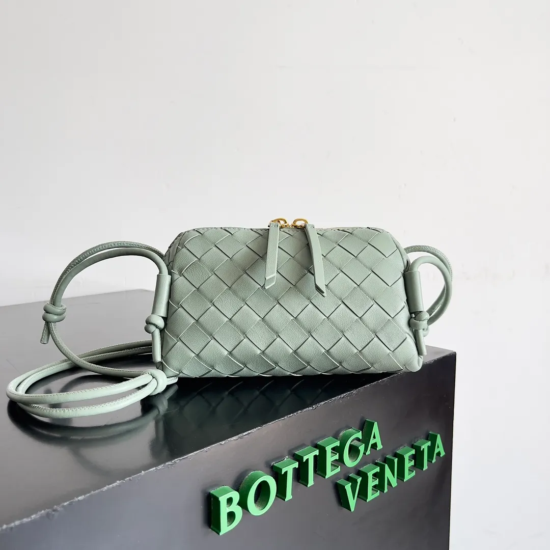 Batch 1260 BV new mini bag ceiling Bottegaveneta new Concert Pouch bag is small and has a large capacity. It can hold a Pro max mobile phone. The shoulder strap is adjustable for cross-body carry. It is very cost-effective when carried on one shoulder. The latest small bag in autumn has a lot of capacity. It can hold 4 short clips. I also tried it and it can hold one of my fists. It is cute, the capacity is touching and the length of the shoulder strap is adjustable for daily commuting. Full score 10 #bv woven bag Style number: 794258 Size: 18.5*11.5*8.5cm